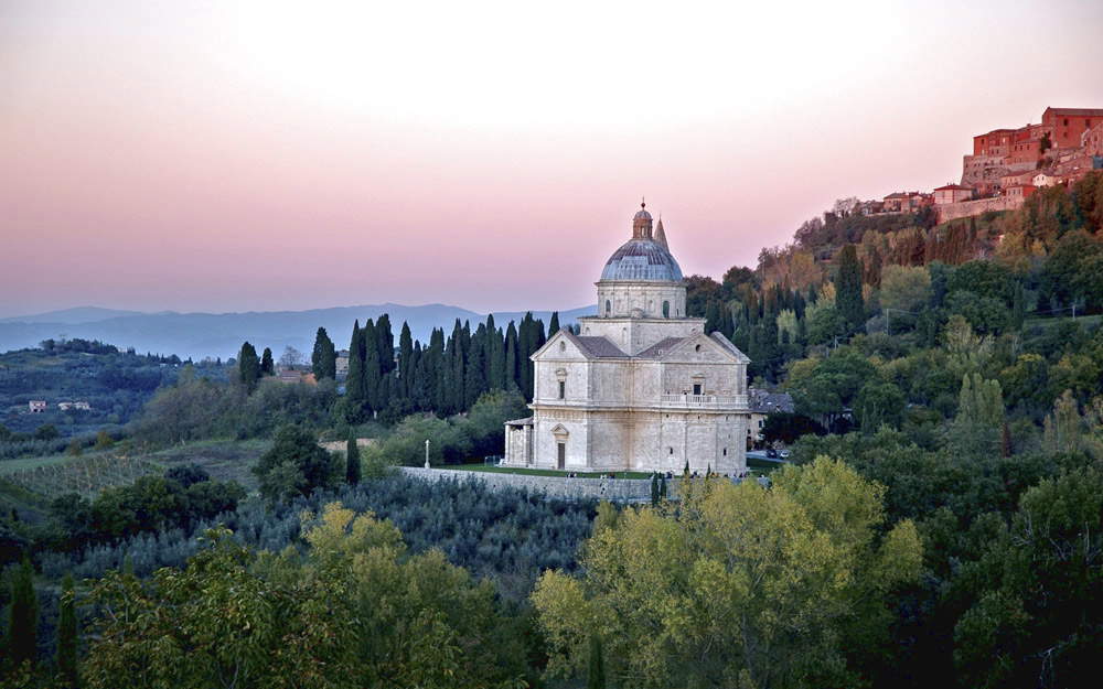 Il tempio di San Biagio a Montepulciano nel paesaggio, sullo sfondo la cittÃ . Courtesy Opere Ecclesiastiche Riunite
