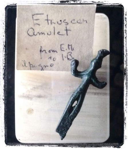 Fabrication étrusque, pendentif Nettaunghie, avec le gage d'Eugenio Montale