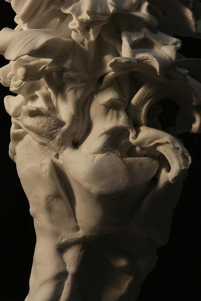 Nicola Samorì, Lucy, dettaglio (2016; marmo di Carrara e frammento lunare, 90 x 35 x 30 cm. Courtesy Monitor Gallery, Roma)