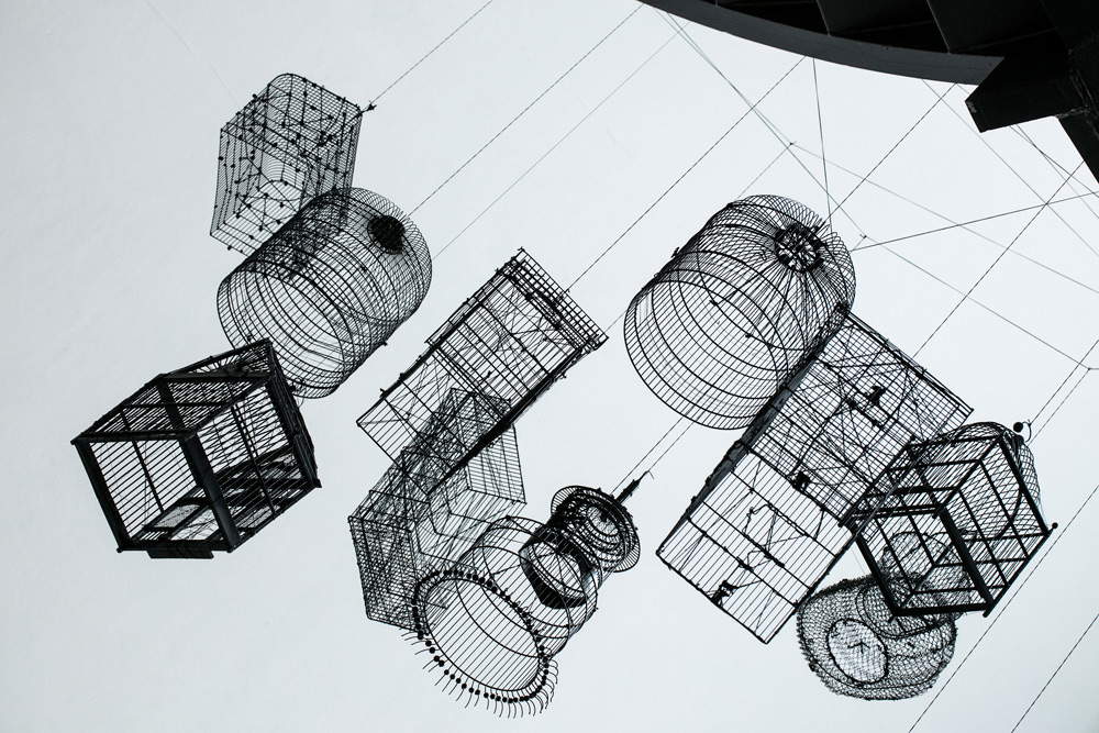 Andrea Bianconi, Trap for clouds (2011; installazione con gabbie, dimensioni variabili; courtesy AmC Collezione Coppola, Vicenza)