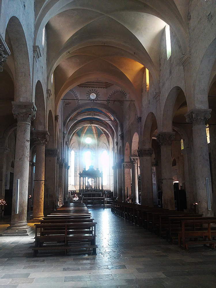 Interno del Duomo di San Cerbone. Ph. Credit Finestre sull'Arte
