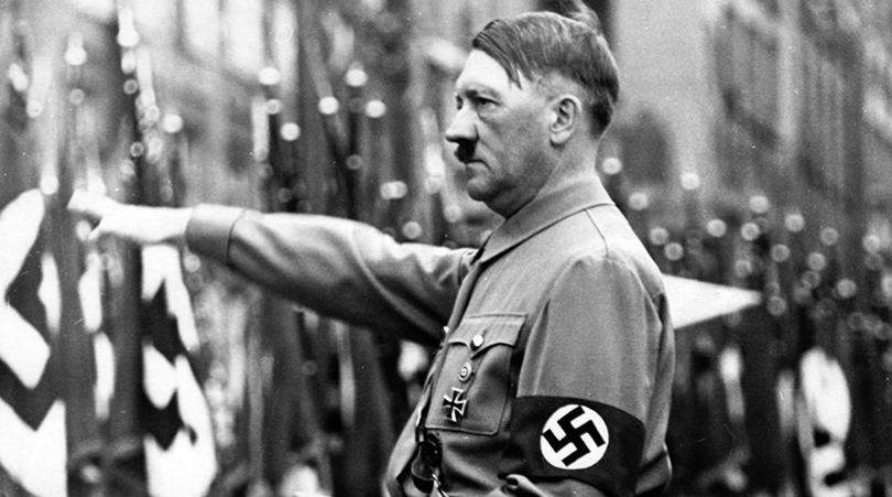 Adolf Hitler indossa la fascia con la svastica