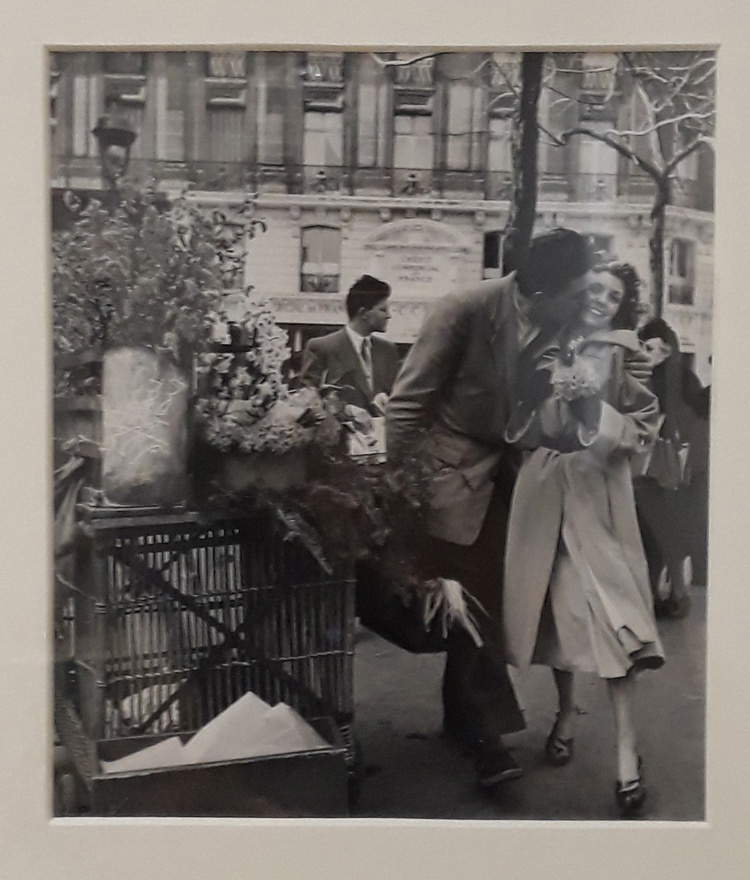 Robert Doisneau, La plus stricte intimité (1945; stampa in gelatina d' argento, 32,2 x 21,7cm)
