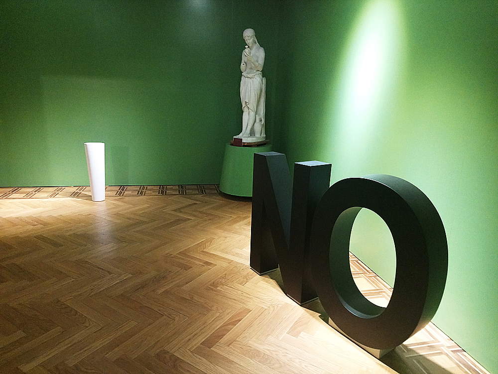 Sala della mostra Uguali Disuguali