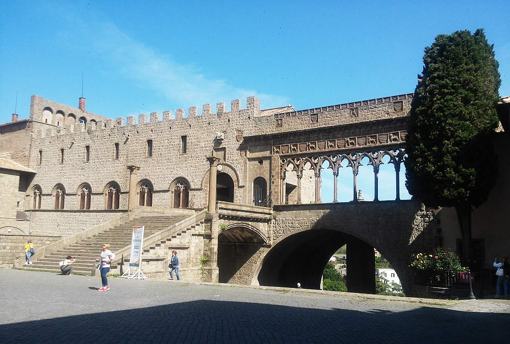 Realtà: il Palazzo dei Papi (Viterbo)
Realtà: il Palazzo dei Papi (Viterbo)