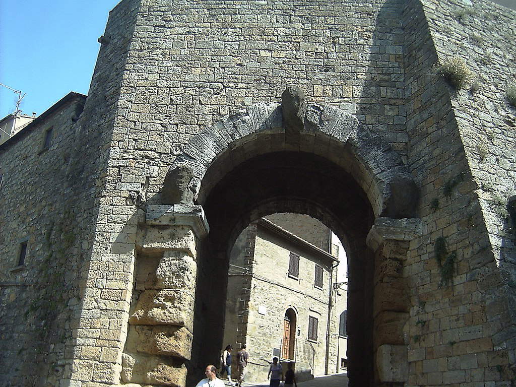 Realtà: la Porta dell'Arco di Volterra
Realtà: la Porta dell'Arco di Volterra