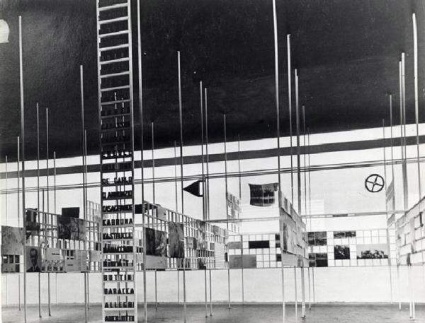 Marcello Nizzoli e Edoardo Persico, la Sala delle Medaglie d'Oro alla Mostra dell'Aeronautica del 1934 fotografata da News Blitz (1934; Milano, Fondo Archivio Fotografico della Triennale di Milano)