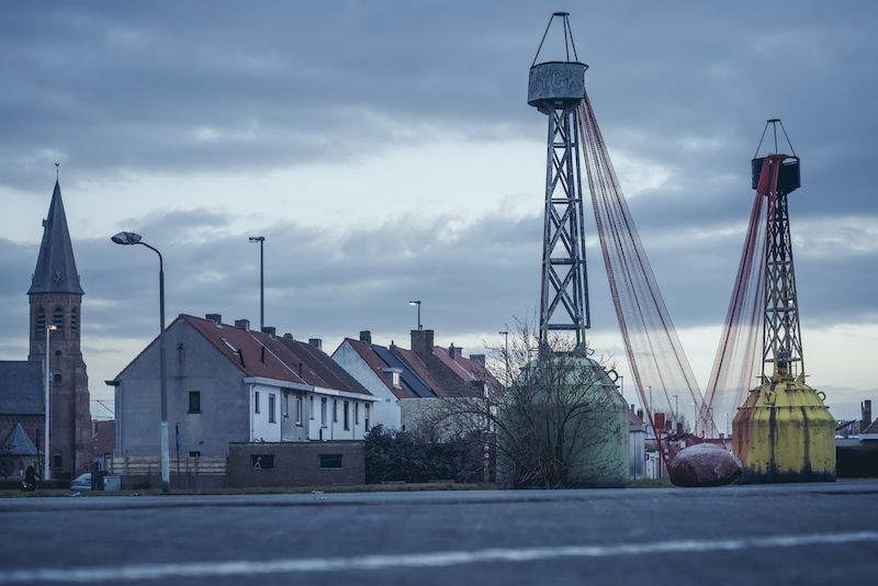 Anne Duk Hee Jordan, I Traveled 1.8 Million Years To Be With You (2018; stone and fishing nets, 150 x 200 x 150 cm; Zeebrugge Seafront)