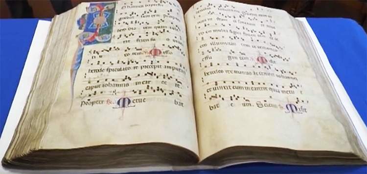 Venice, Carabinieri recover illuminated pages of a 14th-century antiphonary stolen in 1996
