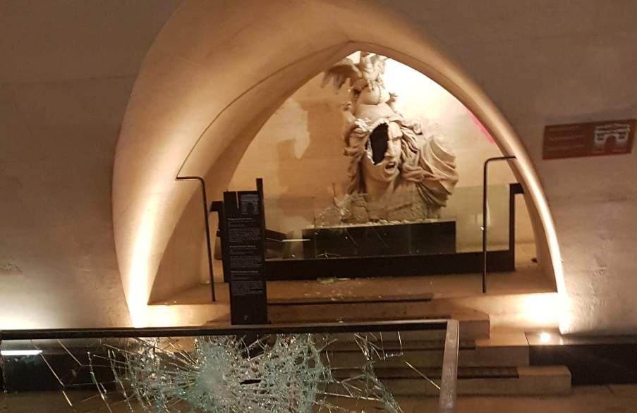 Urban guerrilla warfare in Paris, defaced and damaged the Arc de Triomphe