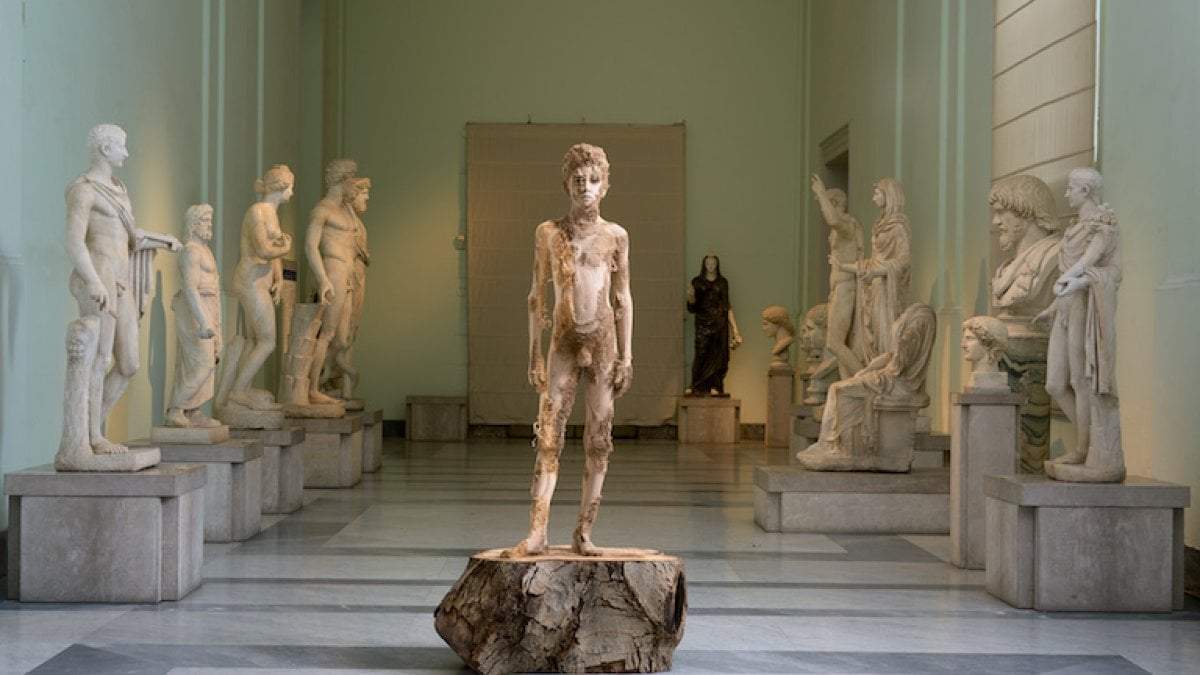 Le musée archéologique de Naples accueille une exposition individuelle unique d'Aron Demetz