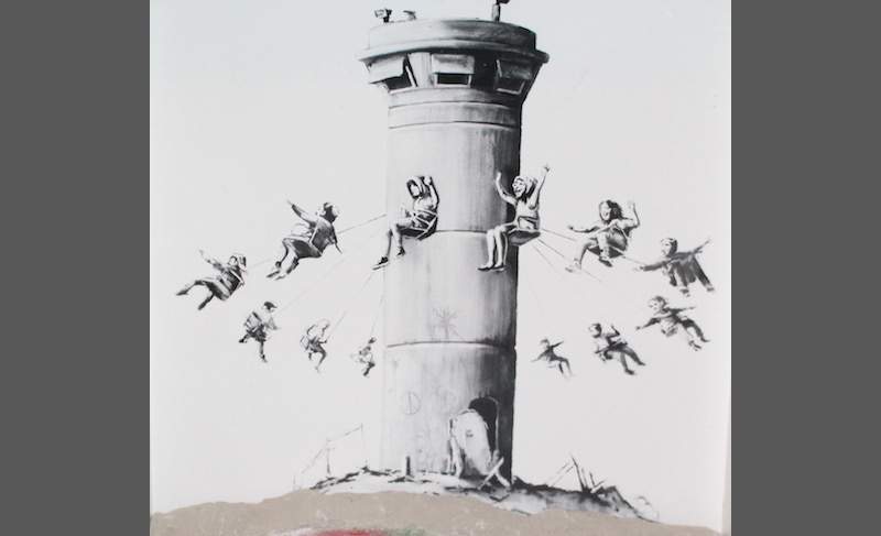 MuDEC, cerca di rubare un'opera di Banksy alla mostra, sostituendola con un falso: denunciato