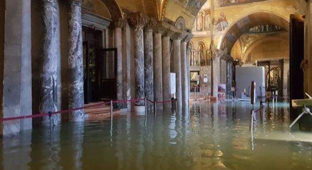 Venise, Basilique Saint-Marc inondée, dégâts sur les sols en mosaïque