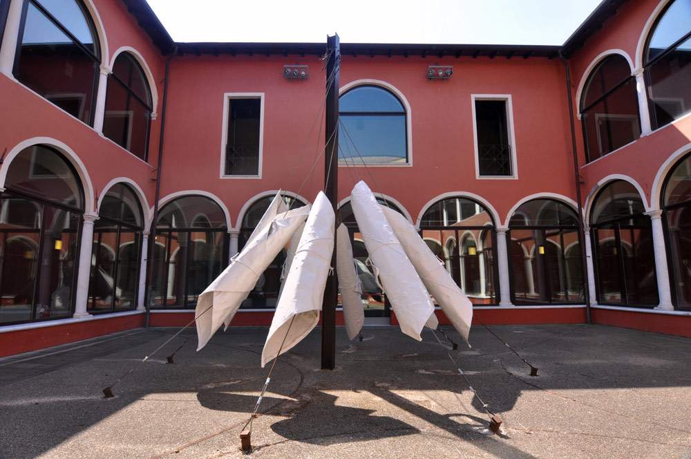 A Carrara una mostra che riflette sulla trasmissione dei saperi artigianali alle generazioni future