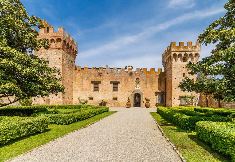 A Castelfiorentino, Toscana, è in vendita il Castello di Oliveto, attribuito a Brunelleschi