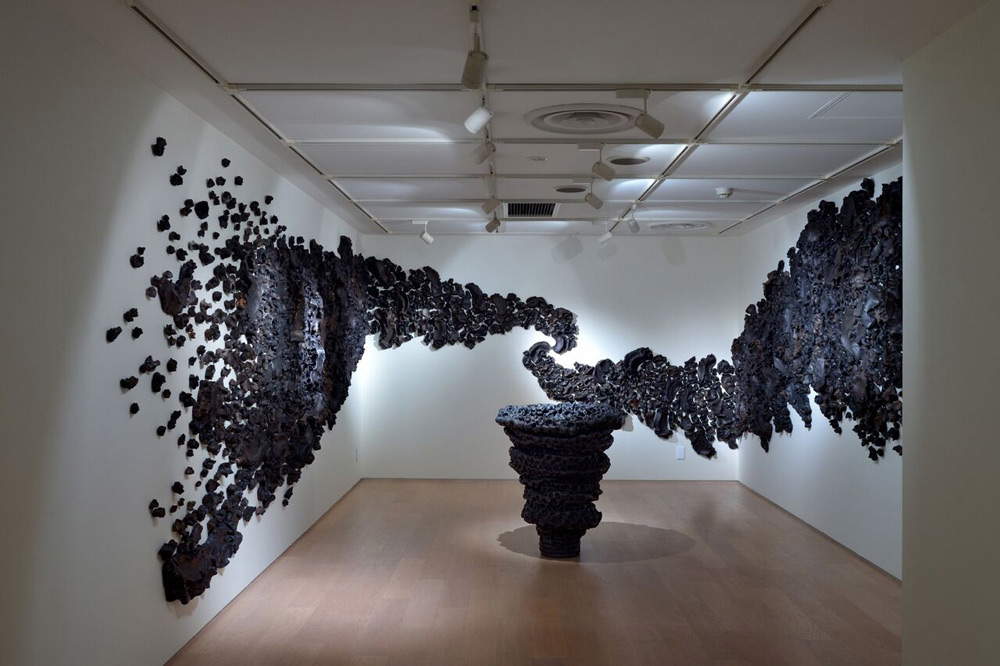 Satoru Hoshino, Beginnig form - Spiral '18 (2018; gres y arcilla, 260 x 380 x 150 cm)