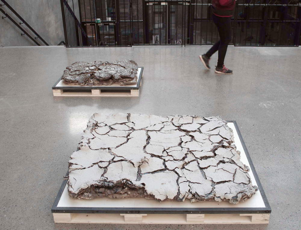 Katrine Holst Koester, Estudios de estratos y formaciones de grietas, Losa #3 (2015-2018; 227 capas de materiales cerámicos, 136 x 150 cm)