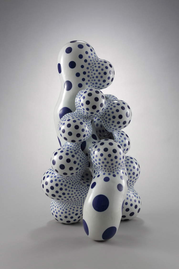 Harumi Nakashima, Una forma que revela absurdos (2015; arcilla, 84 x 43 x 52 cm)