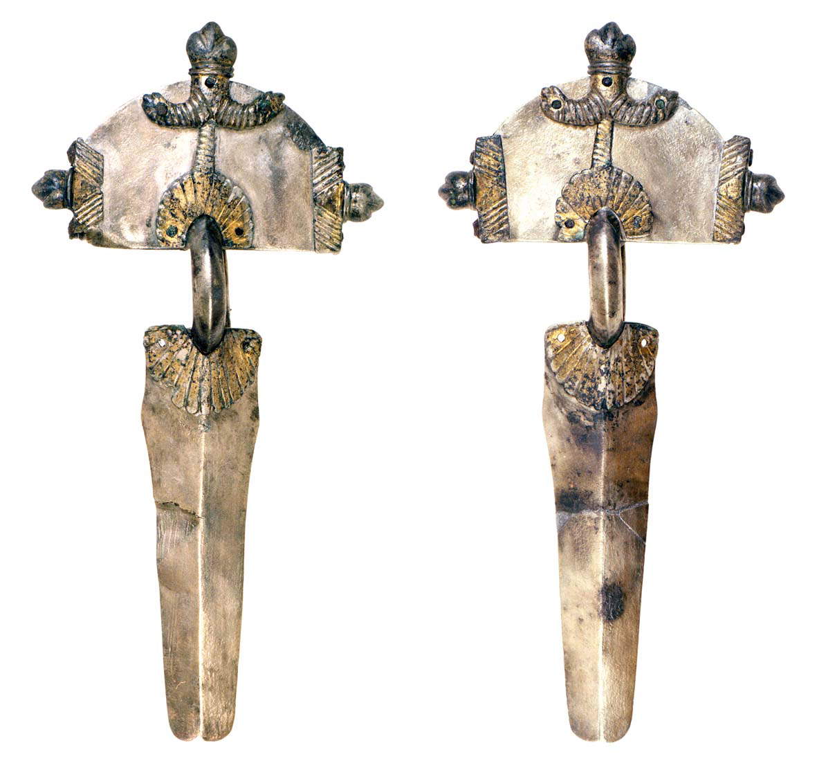 Fibules d'arc, argent, avec traces de dorure, première moitié du Ve siècle. Fibules d'arc, argent, avec traces de dorure, première moitié du Ve siècle.