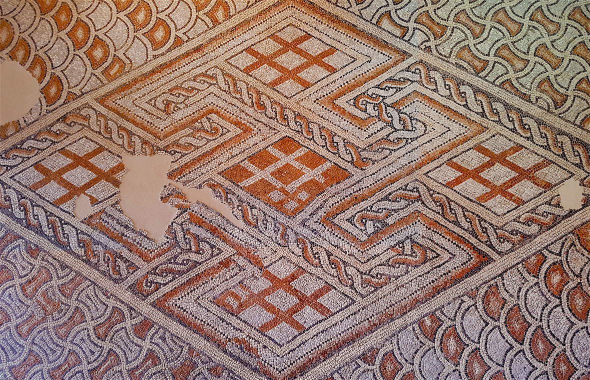 Mosaïque du palais dit de Théodéric, marbre blanc d'Istrie, marbre noir d'Italie, terre cuite, palombino, marbre rose de Vérone. Début du VIe siècle. Mosaïque du palais dit de Théodéric, marbre blanc d'Istrie, marbre noir d'Italie, terre cuite, palombino, marbre rose de Vérone. Début du VIe siècle.