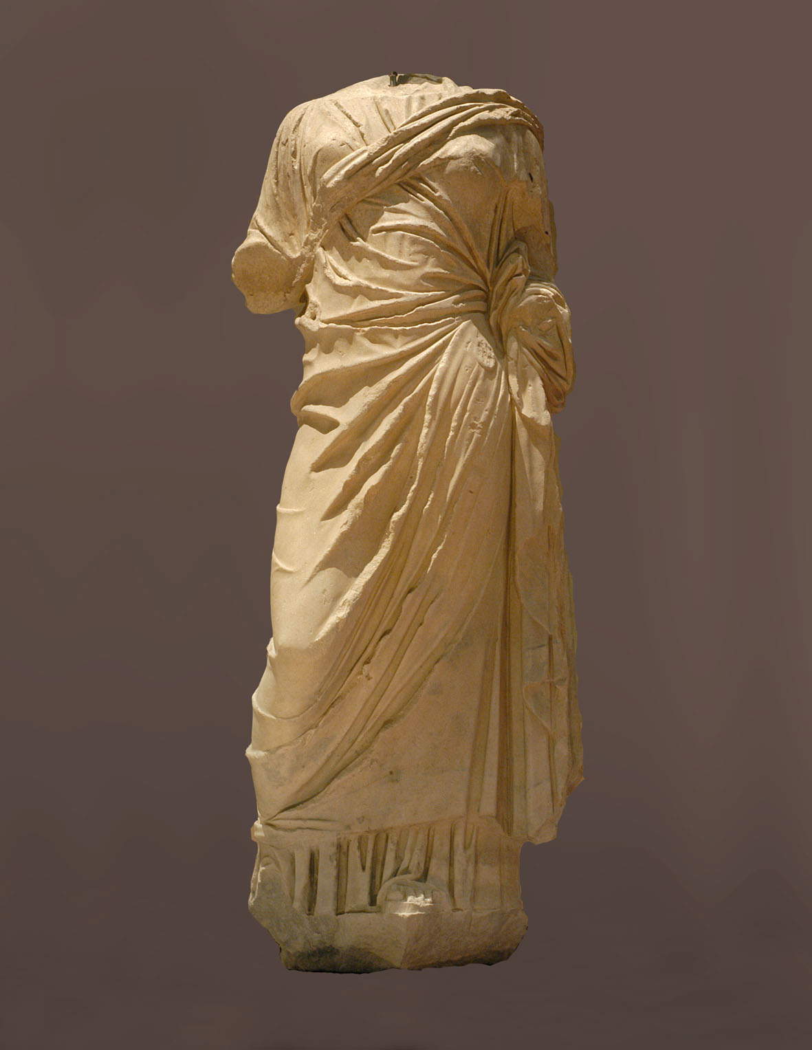 Statue de femme, marbre, 1er siècle après J.-C. Statue de femme, marbre, 1er siècle après J.-C.