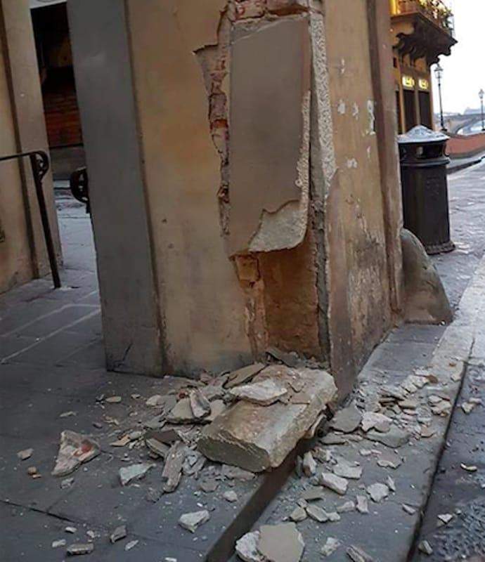 Florence, une camionnette percute une colonne dans le Corridor Vasari et l'endommage. Des dégâts d'une valeur de plusieurs milliers d'euros