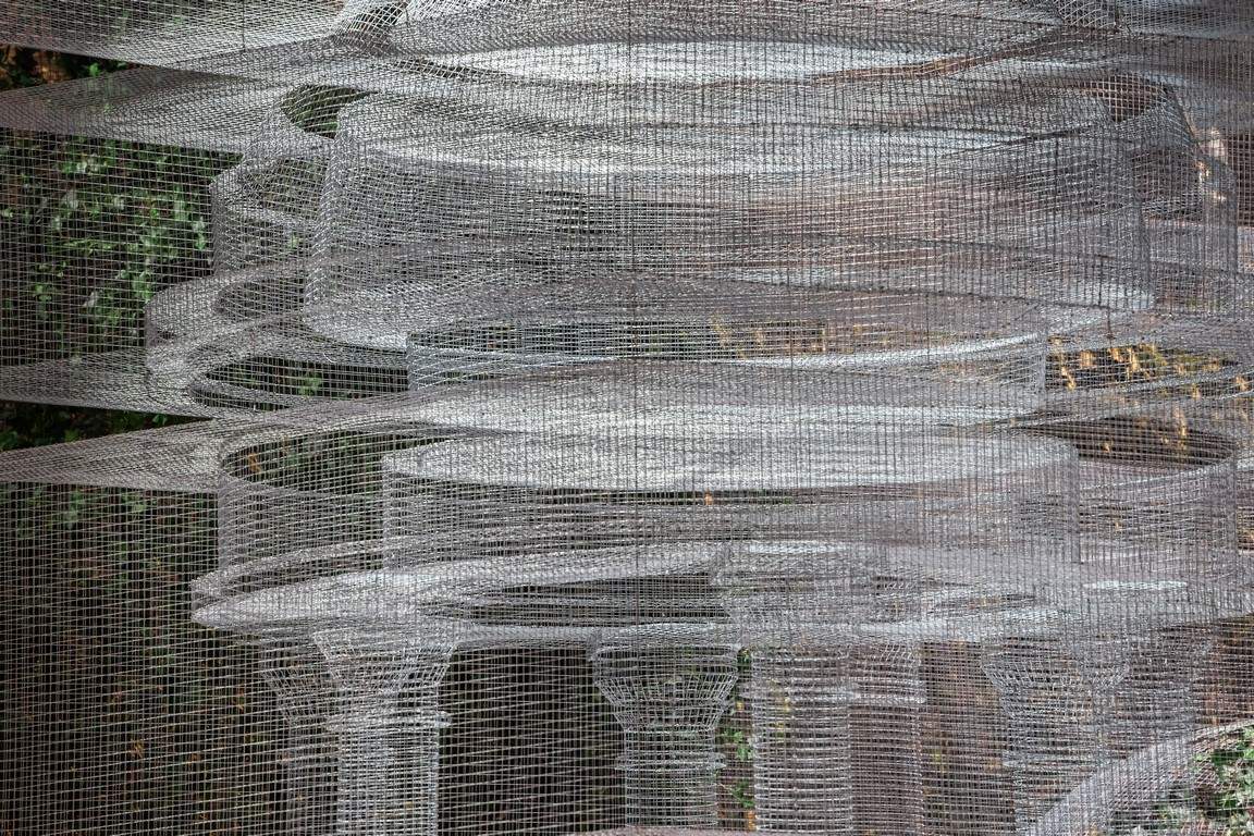 A wire mesh monument by Edoardo Tresoldi, this time in Singapore
