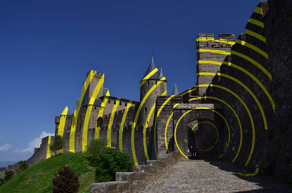 Concentric circles on the fortress of Carcassonne: the installation that causes discussion by Felice Varini