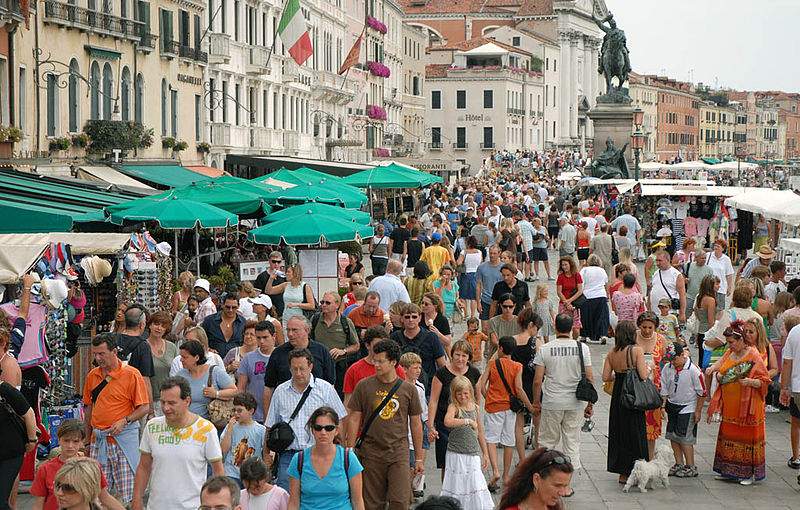 Des tourniquets apparaissent à Venise pour gérer les masses de touristes sur le pont du 1er mai.