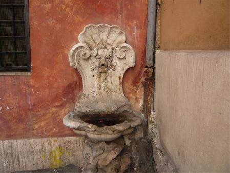Rome, fontaine disparue de la Via della Tribuna di San Carlo, peut-être volée lors de travaux de restauration