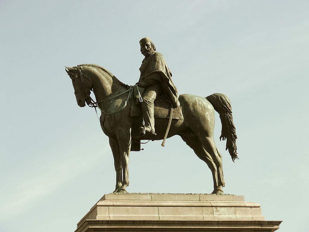 Rome, base endommagée de la statue de Garibaldi sur la colline du Janicule
