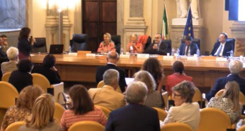 À Gênes, le directeur de l'école suggère de bloquer les classements pour les historiens de l'art, le ministre plaisante : 