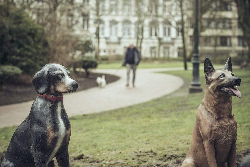 Guillaume Bijl, Sorry (2015; painted plaster, bronze, stone, 220 x 300 x 400 cm; Ostend, Leopoldpark)