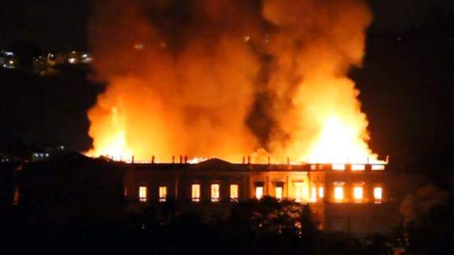 Brazil, fire ravages Rio de Janeiro's National Museum. 200 years of history up in smoke