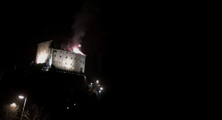 Piedmont, fire at the Sacra di San Michele: flames on the roof.