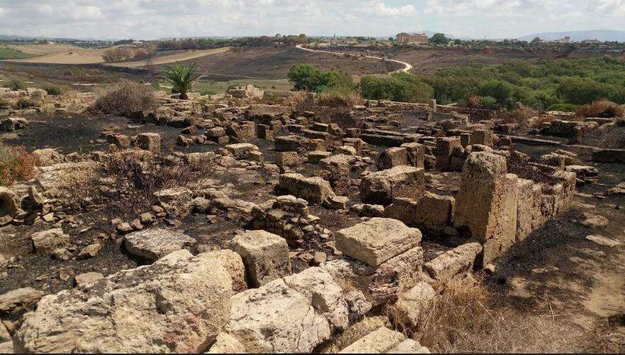 Selinunte, incendie dans le parc archéologique, selon le journal local, les ruines sont également touchées