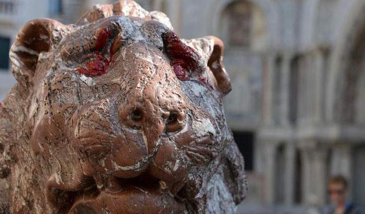 Atto vandalico a Venezia: imbrattato con vernice rossa un leoncino di piazzetta San Marco