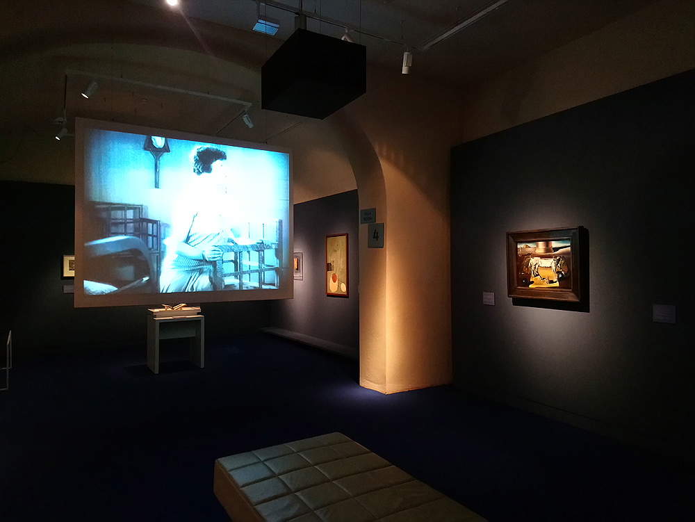 Sala della mostra sul grande surrealismo a Pisa