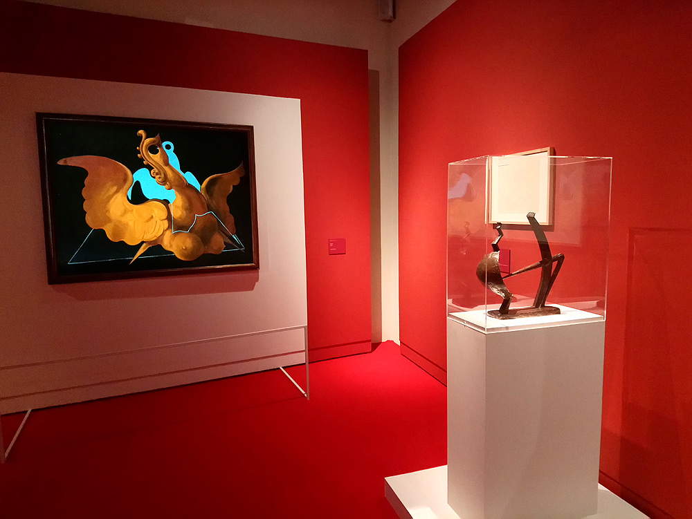 Sala della mostra sul grande surrealismo a Pisa