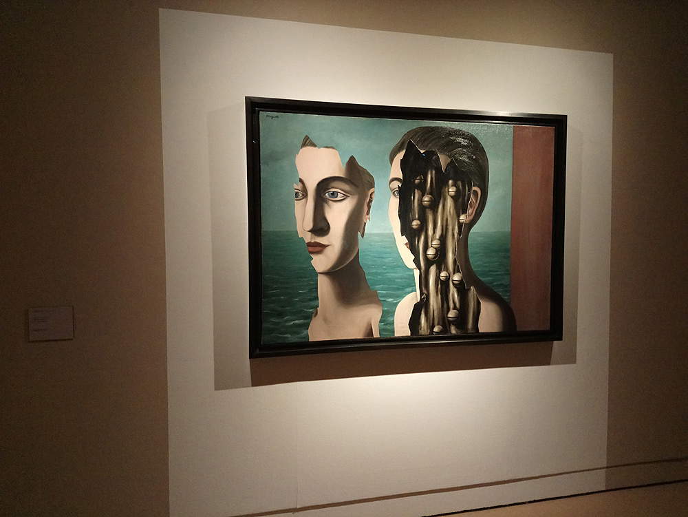 Sala della mostra sul grande surrealismo a Pisa