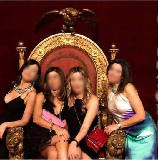 Naples, insult at Royal Palace: four women take selfie on Bourbon throne