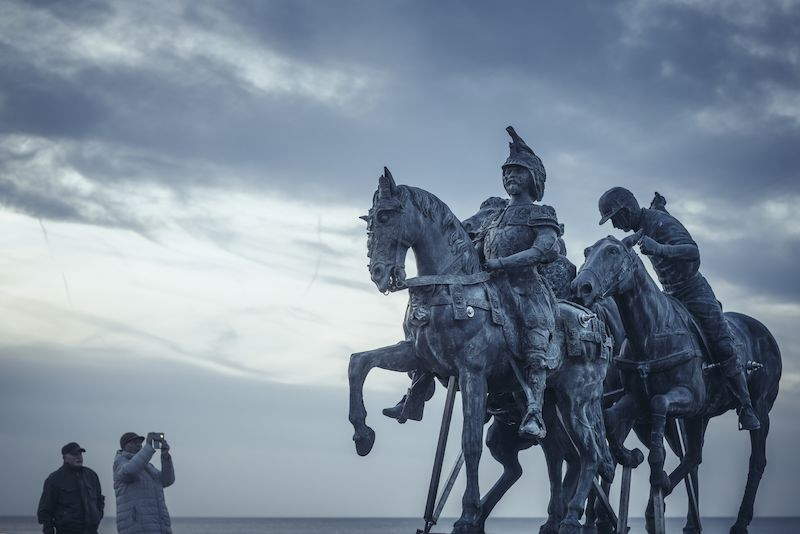 Nina Beier, Men (2018; bronze found statues, 500 x 200 x 250 cm; Nieuwpoort, Lefebvrestraat)