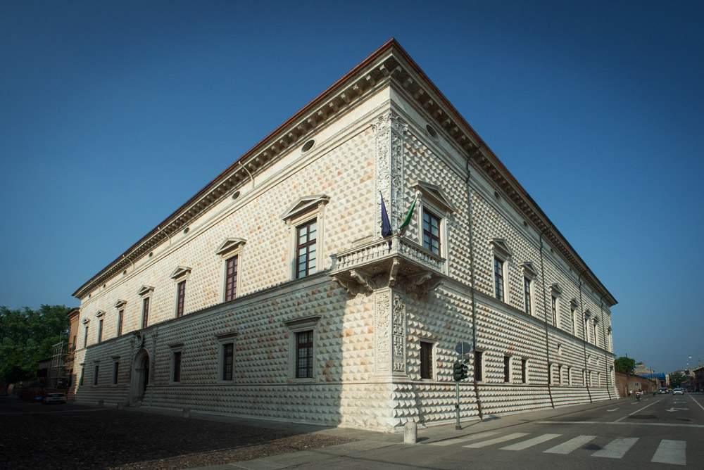 Ferrara, the facade of Palazzo dei Diamanti shines again: restoration finished