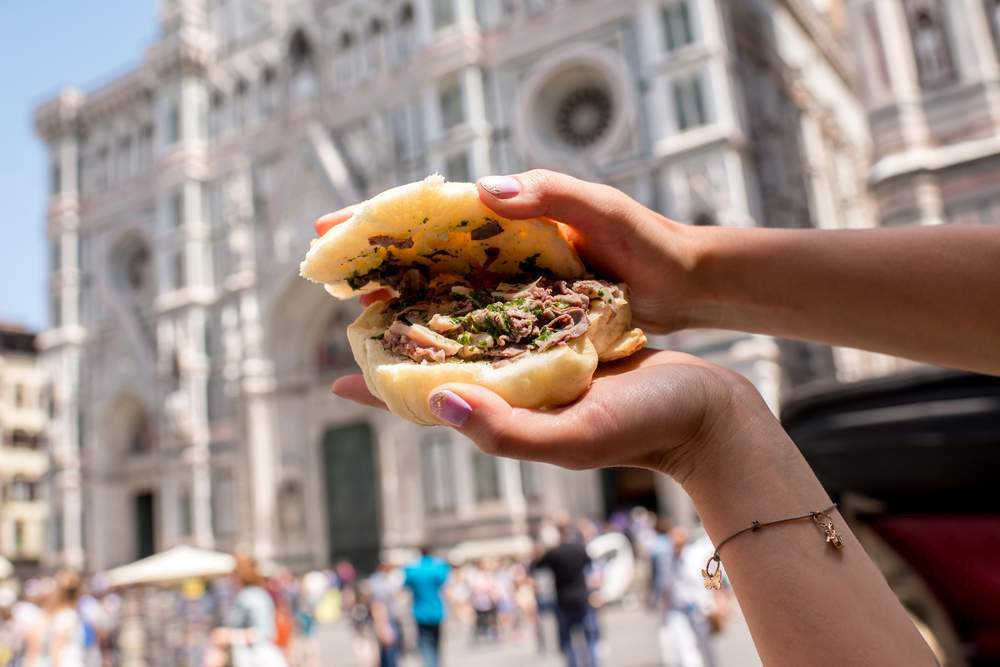Florence, la municipalité interdit de manger des sandwichs dans la rue. A l'occasion de l'ouverture du Street Food Festival...