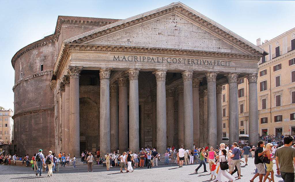 Pantheon, si apre una buca nella piazza e gli archeologi ritrovano pavimentazione di età imperiale