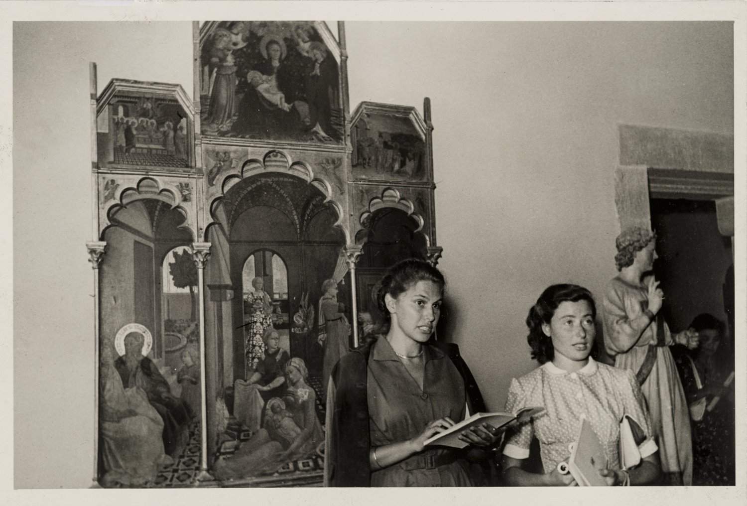Florence, Paola Barocchi's unpublished photos and Maria Fossi's writings tell the story of the city during the war