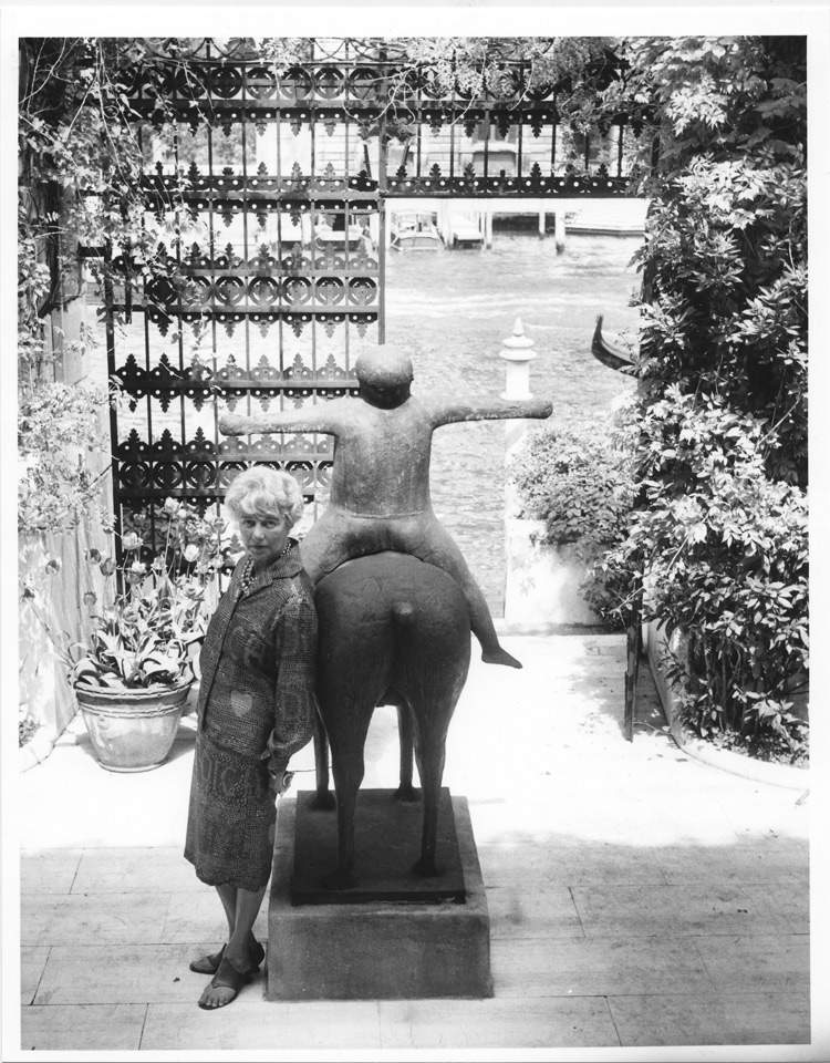 Peggy Guggenheim con el Ángel de la ciudad de Marino Marini