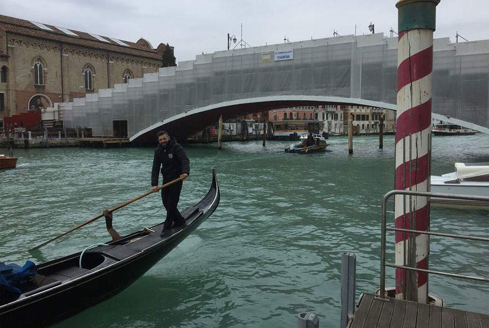 Fin de la restauration du pont Accademia à Venise, les échafaudages sont démontés en un temps record lors d'une opération exceptionnelle