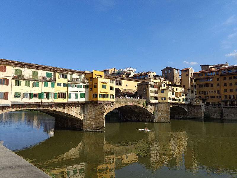 Florence, écrit son nom au feutre indélébile sur le Ponte Vecchio : le touriste risque l'emprisonnement et l'amende