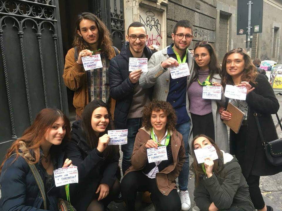Naples, des étudiants contraints de se porter volontaires pour la protestation de la FAI, et le délégué exige un 7 dans la conduite